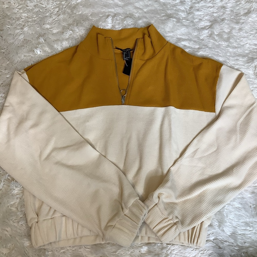 Forever 21 NWT Mustard and beige cropped sweater
